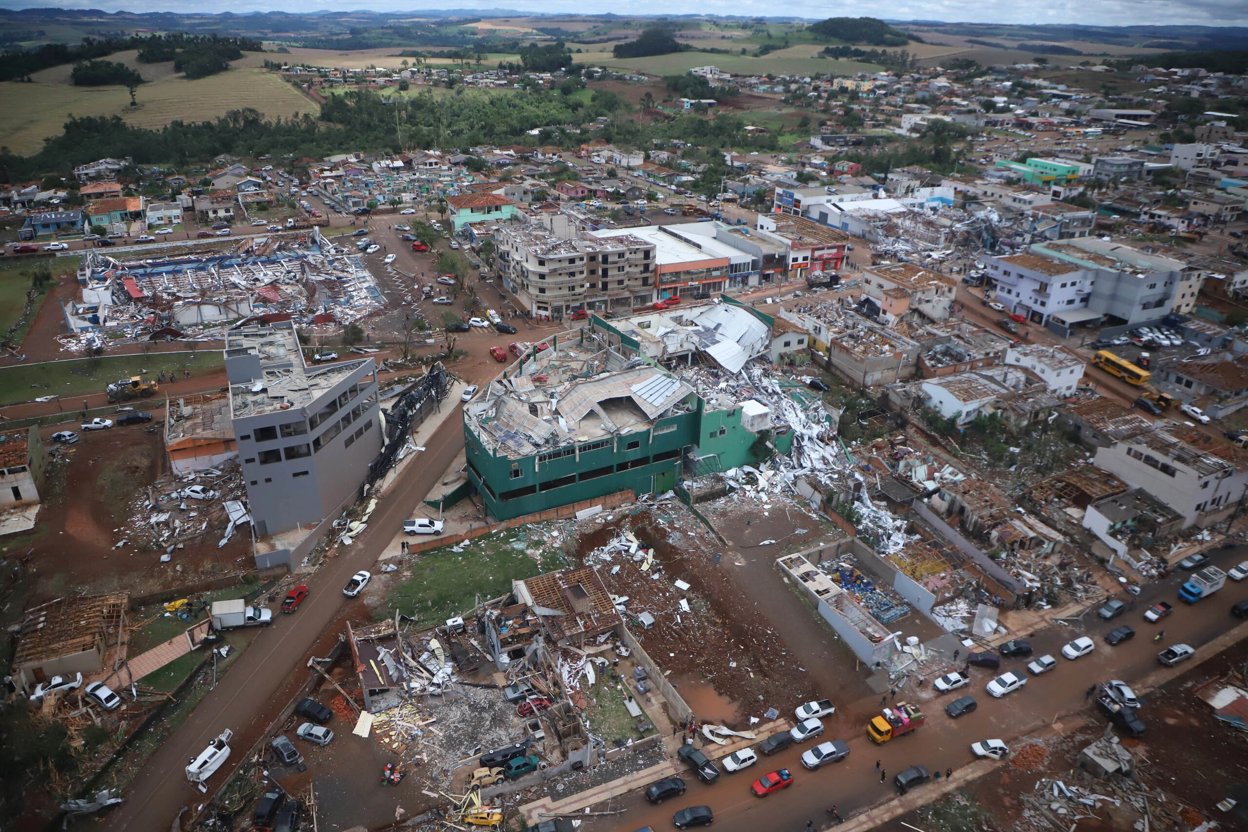 Paraná propõe auxílio de R$ 50 mil por família para vítimas do tornado - Times Brasil